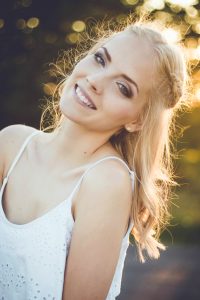 sminktrendek 2019 arany barna szem