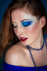 sminktrendek 2019 extrém kék szemsmink